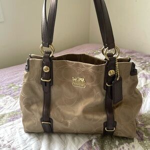 𝘊𝘰𝘢𝘤𝘩 𝘔𝘪𝘢 𝘚𝘪𝘨𝘯𝘢𝘵𝘶𝘳𝘦🧸🤎